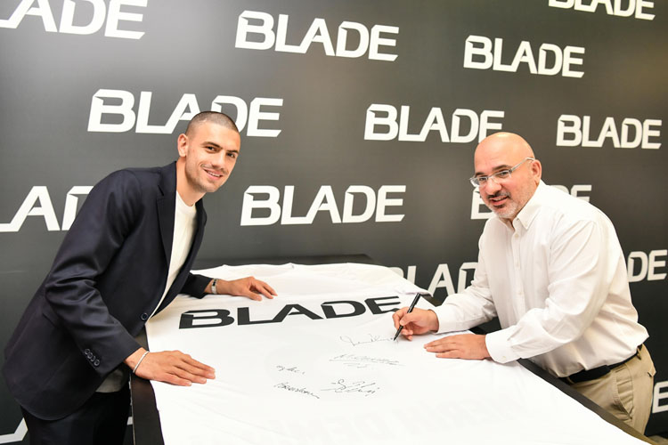 Yenilenen Blade Deodorant’ın Marka Yüzü Merih Demiral, Evyap Tuzla Fabrikasını Ziyaret Etti